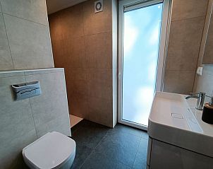 Moderne badkamer met douche in Vakantiehuis Villa Wellness 8, EuroParcs Veluwemeer, Nunspeet, op de Veluwe.