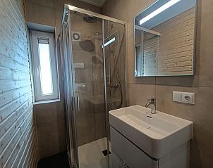 Moderne douche in Vakantiehuis Villa Wellness 8, EuroParcs Veluwemeer, Nunspeet, op de Veluwe.