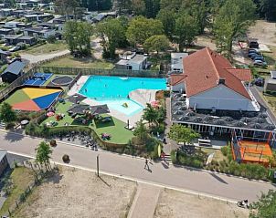 Luchtfoto van het zwembad en faciliteiten bij EuroParcs Veluwemeer, Nunspeet, voor een heerlijke vakantie op de Veluwe.