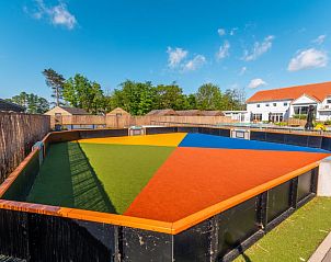 Speelveld met kleurrijke ondergrond bij EuroParcs Veluwemeer, Nunspeet, voor sportieve activiteiten op de Veluwe.