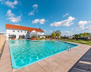 Verfrissend zwembad bij Vakantiehuis Villa 10, Nunspeet, Veluwe, ideaal voor ontspanning.