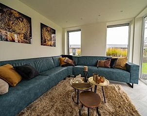 Comfortabele zithoek in Vakantiehuis Villa 10, Nunspeet, Veluwe, met moderne inrichting.