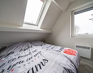 Knusse slaapkamer met dakraam in Vakantiehuis Villa 10, Nunspeet, Veluwe, voor een goede nachtrust.