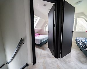 Overloop met toegang tot slaapkamers in Vakantiehuis Villa 10, Nunspeet, Veluwe.