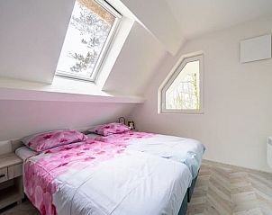 Lichte slaapkamer met roze accenten in Vakantiehuis Villa 10, Nunspeet, Veluwe.