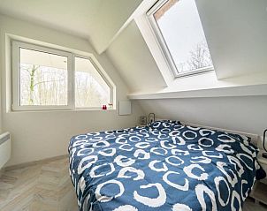 Slaapkamer met blauwe dekbedden in Vakantiehuis Villa 10, Nunspeet, Veluwe.