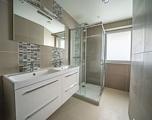 Badkamer met douchecabine in Vakantiehuis Villa 10, Nunspeet, Veluwe.