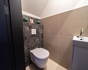 Apart toilet in Vakantiehuis Villa 10, Nunspeet, Veluwe, met moderne afwerking.