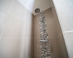 Douche met mozaektegels in Vakantiehuis Villa 10, Nunspeet, Veluwe.