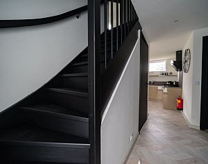 Trap en hal in Vakantiehuis Villa 10, Nunspeet, Veluwe, met toegang tot bovenverdieping.