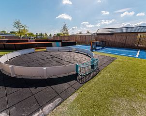 Sportveld met diverse speelopties bij Vakantiehuis Villa 10, Nunspeet, Veluwe.