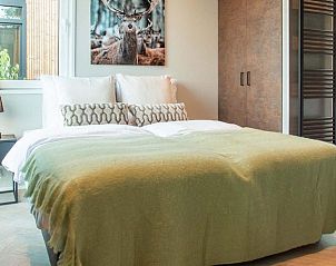 Comfortabele slaapkamer in Veluwehoeve 4 personen Wellness, vakantiehuis in Lunteren met groen dekbed.