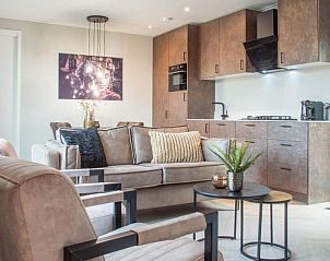 Ruime woonkamer in Veluwehoeve 4 personen Wellness, Lunteren, met luxe zithoek en open keuken.