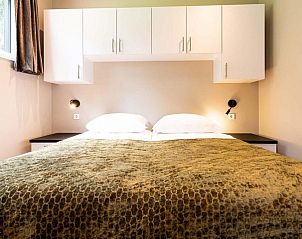 Comfortabele slaapkamer in Silva 4 personen Wellness vakantiehuis, Lunteren, Veluwe, met groot bed en serene ambiance.