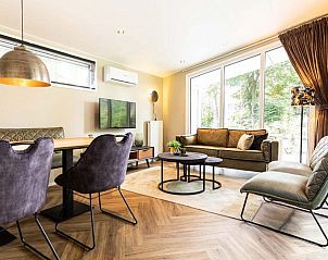 Ruime woonkamer in Silva 4 personen Wellness vakantiehuis, Lunteren, Veluwe, met comfortabele meubels en veel natuurlijk licht.