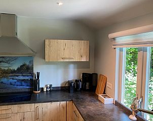 Volledig uitgeruste keuken in vakantiehuisje in Lunteren, Veluwe, met uitzicht.