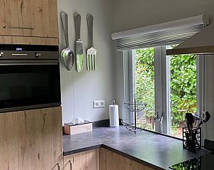 Keuken met moderne apparatuur in vakantiehuisje in Lunteren, Veluwe.