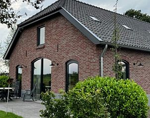 Vacation cottage in Lunteren with charming brick facade and terrace, located in the green Veluwe, Gelderland.