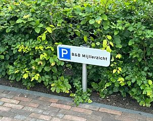 Parking sign at cottage in Lunteren, Veluwe, surrounded by green nature in Gelderland.