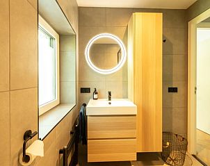 Luxury sink and mirror in Holiday home in Lunteren, Veluwe, Gelderland bathroom.