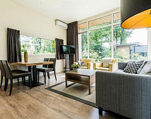 Ruime woonkamer met uitzicht op de natuur in Module II 5 personen Wellness, Lunteren, Veluwe.