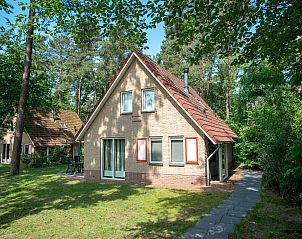 Eetkamer van Landgoed 't Loo 6-persoons bungalow 6C3 in Oldebroek, Veluwe, met uitzicht op de groene omgeving.