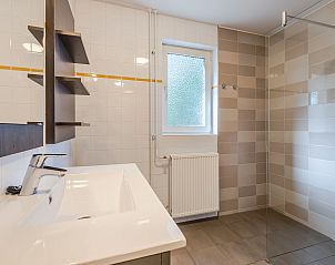 Inloopdouche in Landgoed 't Loo 6-persoons bungalow 6C3, Oldebroek, Veluwe, voor een luxe douche-ervaring.