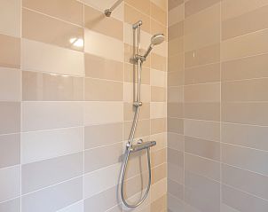Extra badkamer in Landgoed 't Loo 6-persoons bungalow 6C3, Oldebroek, Veluwe, met een moderne douche.