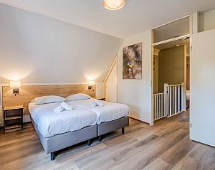 Tweede slaapkamer met twee bedden in Landgoed 't Loo 6-persoons bungalow 6C3, Oldebroek, Veluwe.