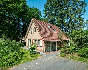 Ruime en moderne badkamer in Landgoed 't Loo 6-persoons bungalow, Oldebroek, Veluwe met inloopdouche.