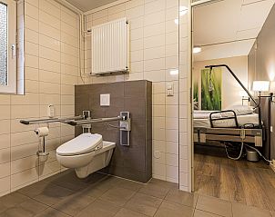 Slaapkamer met twee bedden in Landgoed 't Loo 6-persoons bungalow, Oldebroek, Veluwe voor een comfortabele nachtrust.