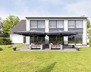 Zonnig terras van de Slaapfabriek vakantiewoning in Teuge, Gelderland.