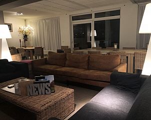 Knusse avondsetting in de woonkamer van de Slaapfabriek, Teuge.