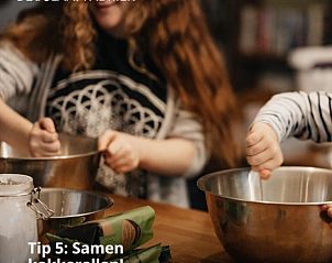 Samen koken in de keuken van de Slaapfabriek, Teuge, Veluwe.