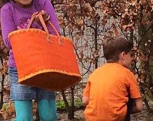 Kinderen spelen in de tuin van de Slaapfabriek, Teuge, Veluwe.