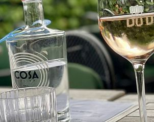 Glas wijn op het terras van de Slaapfabriek, Teuge, Gelderland.