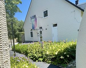 Zomerse entree van de Slaapfabriek vakantiewoning, Teuge, Veluwe.