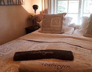 Sfeervolle slaapkamer met knusse details in Huisje in Heerde, Veluwe, Gelderland.