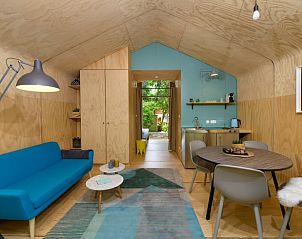 Stijlvolle woonkamer van vakantiehuis in Apeldoorn, ideaal voor een ontspannen verblijf op de Veluwe.