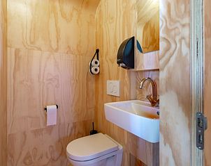 Praktische badkamer in vakantiehuis Apeldoorn, ideaal voor een comfortabel verblijf op de Veluwe.