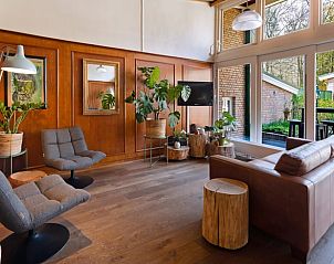 Stijlvolle lounge in vakantiehuis Apeldoorn, ideaal voor ontspanning na een dag op de Veluwe.