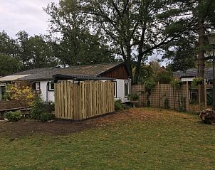 Ruime tuin en terras bij Het Puttertje, een gezellige bed and breakfast in Hattem, Veluwe, Gelderland.