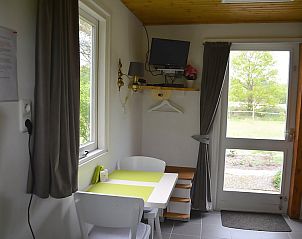 Eethoek met uitzicht op de tuin in Het Puttertje, een bed and breakfast in Hattem, Veluwe, Gelderland.