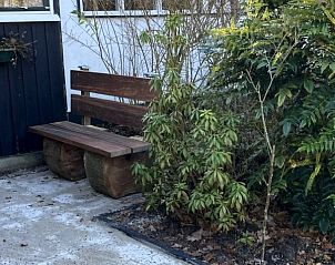 Rustieke tuinbank bij Het Puttertje, een bed and breakfast in Hattem, Veluwe, Gelderland.