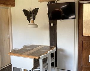 Eethoek met televisie in Het Puttertje, een bed and breakfast in Hattem, Veluwe, Gelderland.