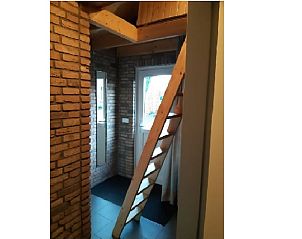 Houten trap naar de zolder in het vakantiehuis Huisje in Doornspijk, Veluwe, Gelderland.