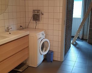 Badkamer met wasmachine in Huisje in Doornspijk, een comfortabel vakantiehuis op de Veluwe, Gelderland.