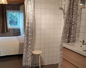 Moderne badkamer met douche in Huisje in Doornspijk, Veluwe, Gelderland.