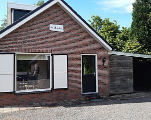 Voorgevel van Huisje in Doornspijk, een vakantiehuis met houten details op de Veluwe, Gelderland.