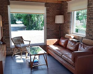 Lichte woonkamer met leren bank in Huisje in Doornspijk, Veluwe, Gelderland.